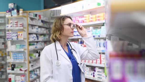 Reife Apothekerin Der Apotheke Mit Laborkittel Und Stethoskop Profi Arzt — Stockvideo