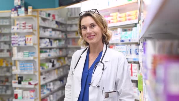 Portret Dojrzałej Farmaceutki Aptece Noszącej Fartuch Stetoskopem Szczęśliwy Uśmiechnięty Lekarz — Wideo stockowe