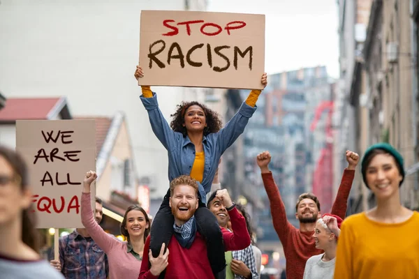 Grupo Joven Hombres Mujeres Sonrientes Marchando Por Ciudad Durante Una —  Fotos de Stock