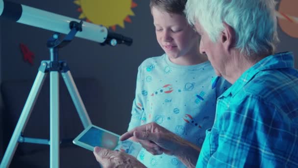 Büyükbabam Torununa Dijital Tablet Kullanırken Gezegenleri Yıldızları Öğretiyor Çocukların Dizüstü — Stok video