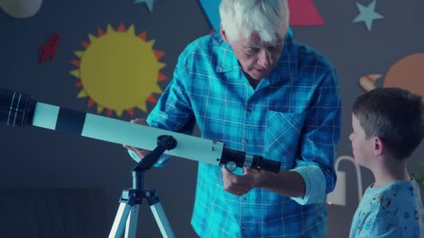 Bunicul Preda Nepotul Folosind Telescopul Pentru Vedea Constelatiile Luna Copilul — Videoclip de stoc
