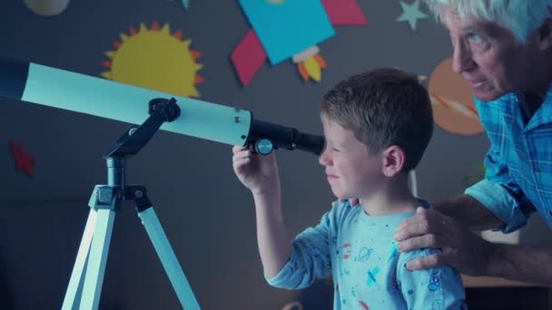 Abuelo Enseñando Nieto Usando Telescopio Para Ver Planetas Galaxias Niño — Vídeo de stock