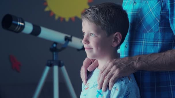 Velho Sorridente Rapazinho Perto Janela Perto Telescópio Para Observar Galáxia — Vídeo de Stock