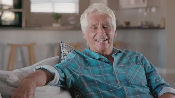 Retrato Anciano Feliz Sonriendo Casa Viejo Relajándose Sofá Mirando Cámara — Vídeos de Stock