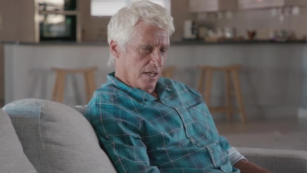 Neşeli Torun Üzgün Büyükbabasına Sevgiyle Sarılıyor Evdeki Kanepede Oturan Kıdemli — Stok video