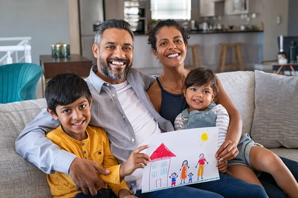 Padres Orgullosos Mostrando Pintura Familiar Hijo Hija Sentados Sofá Casa — Foto de Stock