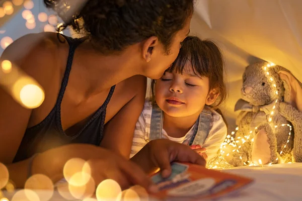 Madre Afroamericana Besando Hija Frente Mientras Está Acostada Cama Una —  Fotos de Stock