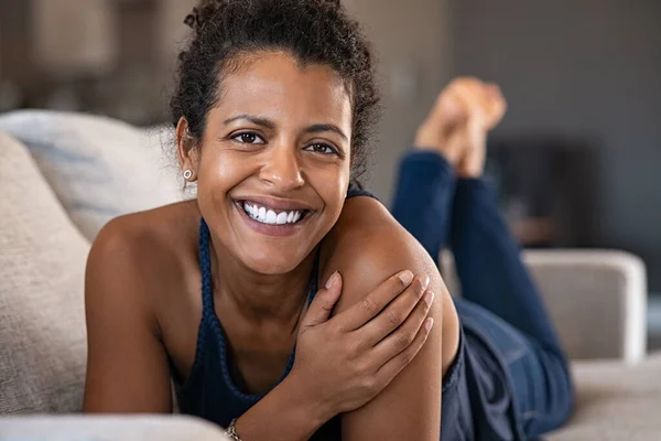 Retrato Una Joven Africana Tumbada Sofá Mirando Cámara Mujer Joven — Foto de Stock