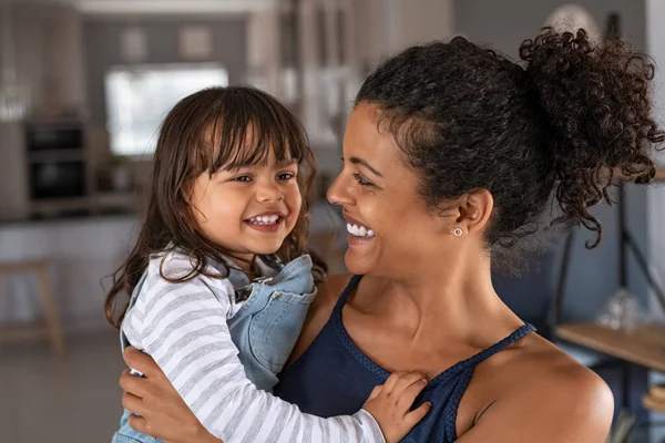 Felice Madre Africana Che Porta Braccio Una Figlia Sorridente Giovane — Foto Stock