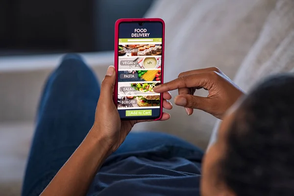 Mulher Deitada Sofá Usando Aplicativo Entrega Alimentos Smartphone Close Mulheres — Fotografia de Stock