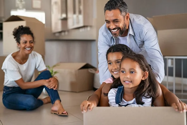 Gelukkige Kinderen Genieten Van Kartonnen Rit Met Indiase Vader Een — Stockfoto