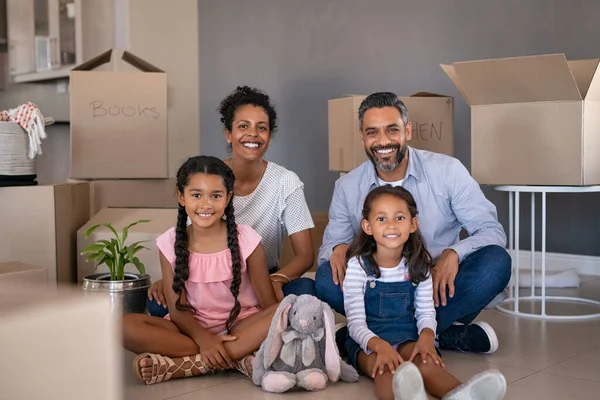 Retrato Familia Étnica Sonriente Con Dos Hijos Divirtiéndose Nuevo Hogar — Foto de Stock