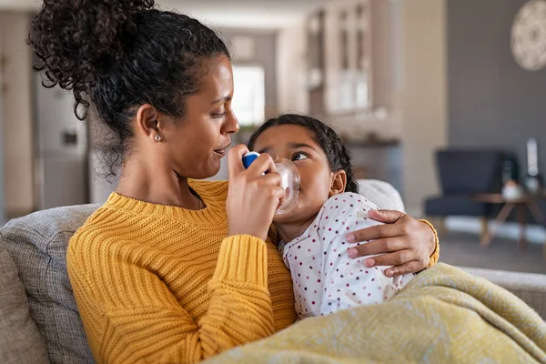 Mãe Negra Ajudando Filha Doente Usar Nebulizador Abraçá Sofá Casa — Fotografia de Stock