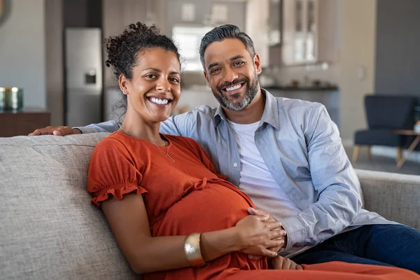 Hombre Indio Feliz Abrazando Esposa Embarazada Mirando Cámara Amante Esposo — Foto de Stock
