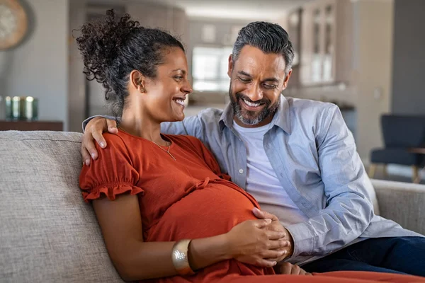 Mittleres Erwachsenes Paar Erwartet Ein Baby Während Ehemann Den Bauch — Stockfoto