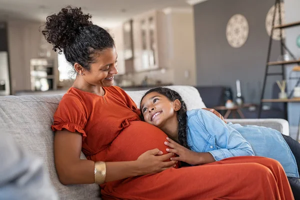 Feliz Hija Raza Mixta Abrazando Vientre Madre Embarazada Mientras Relaja — Foto de Stock