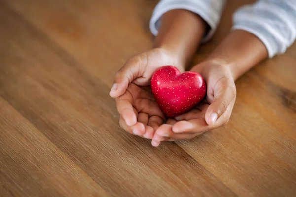 Κοντινό Πλάνο Των Χεριών Κορίτσι Κρατώντας Ένα Κόκκινο Σχήμα Καρδιάς — Φωτογραφία Αρχείου