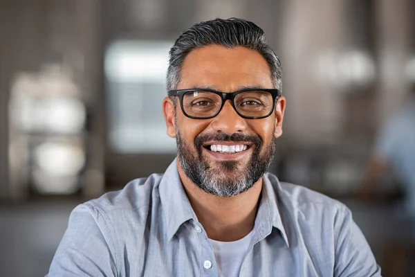 Uśmiechnięty Dojrzały Indianin Okularach Patrzący Kamerę Portret Pewnego Biznesmena Bliskiego — Zdjęcie stockowe