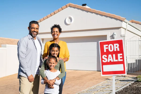 Familia Feliz Raza Mixta Pie Fuera Casa Con Letrero Venta — Foto de Stock