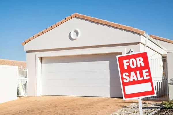 Verkaufen Schild Vor Einem Einfamilienhaus Verkauf Schild Außerhalb Des Hauses — Stockfoto