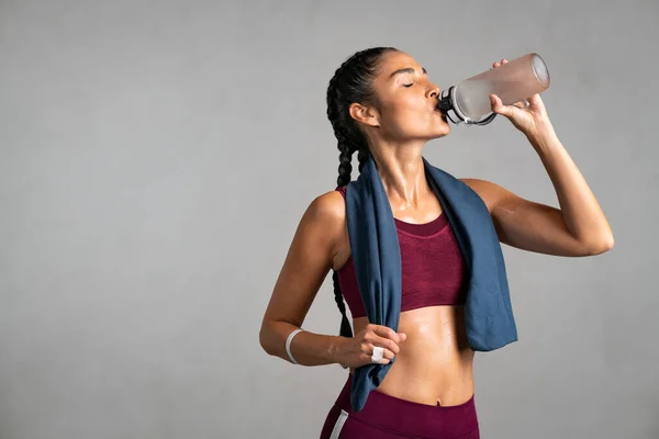 Fitness Dorstig Meisje Drinkwater Staan Grijze Achtergrond Met Kopieerruimte Portret — Stockfoto