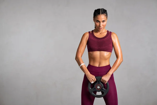 Retrato Bela Mulher Apta Exercitar Com Uma Placa Peso Desportista — Fotografia de Stock