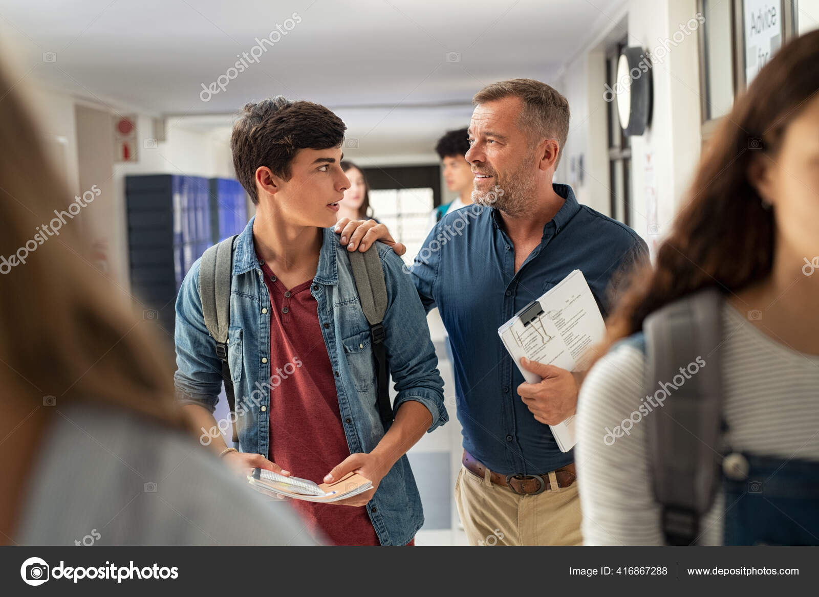 レッスンの最後に廊下で高校生と話す熟女さん 廊下を歩きながらキャンパス内の男学生との会話の中で上級教授 高校教師は試験を開催し 試験後に若い男を奨励するために話す ストック写真 C Ridofranz