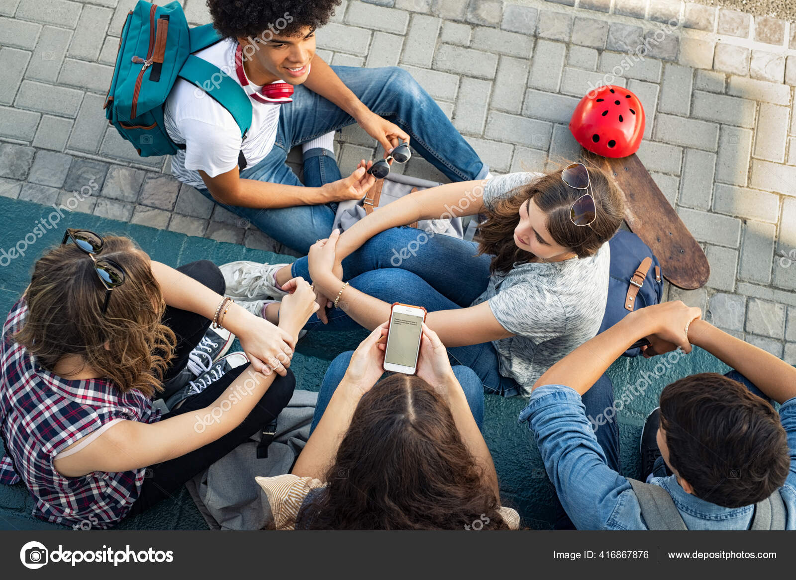 Høy Vinkling Gutter Jenter Som Sitter Snakker Sammen Munter Gruppe –  stockfoto © ridofranz #416867876, image size:1600x1167