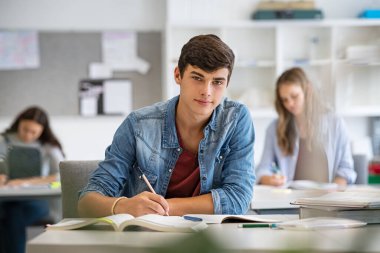 Lisede okurken notlar alan mutlu bir öğrenci. Sınıfta masada otururken kameraya bakan tatmin olmuş genç bir adam. Proje ve ödevi tamamlarken üniversiteli çocuğun portresi.