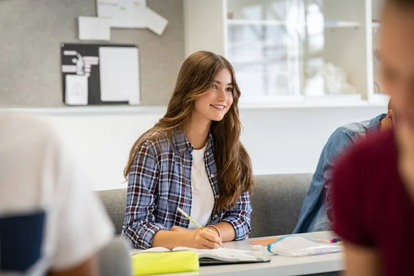 Ragazza Felice College Che Ascolta Attentamente Mentre Lezione Studente Concentrato — Foto Stock