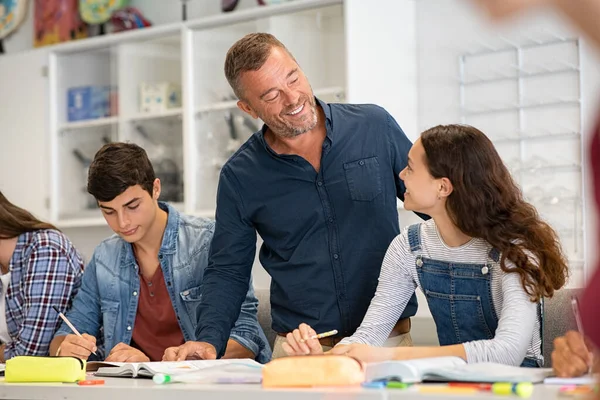 Gelukkig Volwassen Professor Helpen Student Meisje Met Haar Twijfels Tijdens — Stockfoto