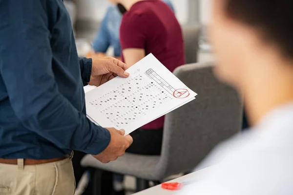 Primer Plano Las Manos Del Profesor Con Resultado Prueba Clase —  Fotos de Stock