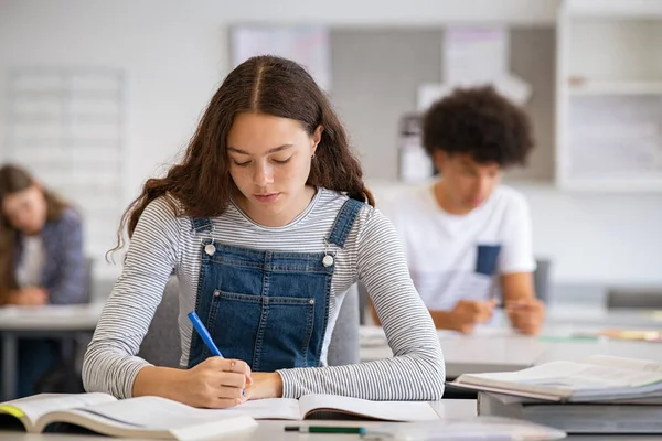 Lise Öğrencisi Çalışması Için Kitaptan Notlar Alıyor Masada Oturan Üniversite — Stok fotoğraf