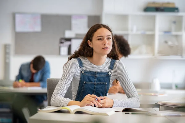 College Student Lyssnar Föreläsning Klassrummet Ung Kvinna Koncentrerar Sig Klassrummet — Stockfoto