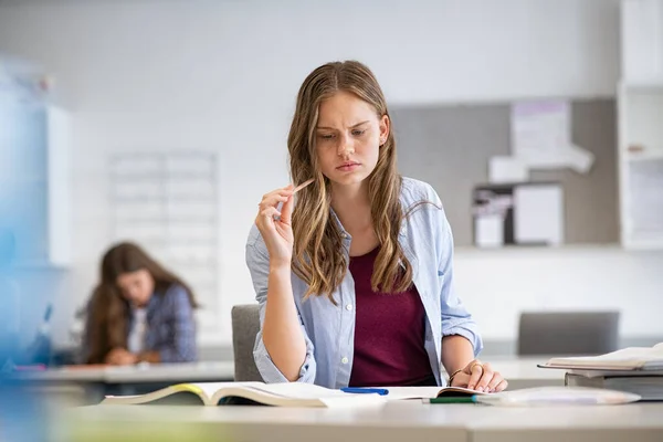 Stressad Högskolestudent Studerar Biblioteket Vid Universitetet Ung Kvinna Som Tvivlar — Stockfoto