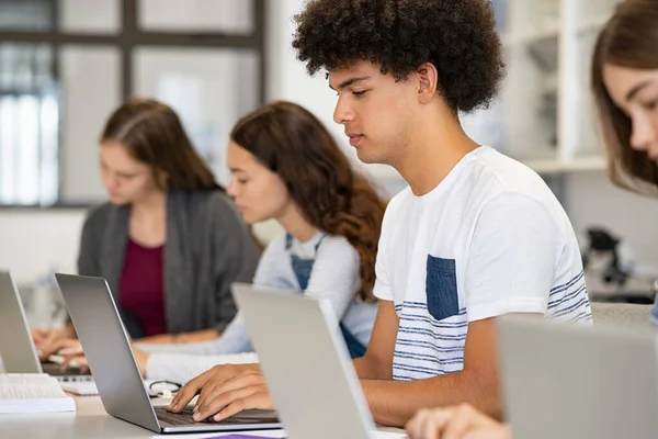 Egy Egyetemista Laptopot Használ Számítógép Órán Oldalnézet Srác Sorban Tanul — Stock Fotó