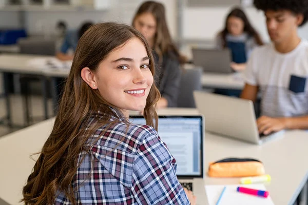 Porträtt Smart Universitetsstudent Biblioteket Med Klasskamrater Bakgrunden Närbild Ansikte Skolflicka — Stockfoto