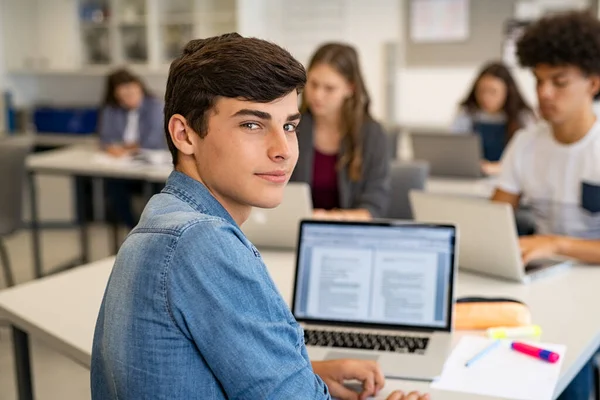 Portret Mądrego Licealisty Bibliotece Patrzącego Kamerę Zamknij Twarz Dumnego Studenta — Zdjęcie stockowe