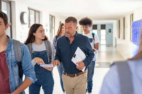 Studente Del Liceo Che Chiede Dubbio Professore Mentre Cammina Nel — Foto Stock