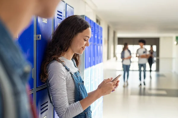 Vysokoškolský Student Kontroluje Mobil Hodině Stojí Poblíž Skříňky Kopírovacím Prostorem — Stock fotografie