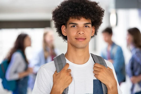 Portret Czarnoskórego Studenta Stojącego Korytarzu Patrzącego Kamerę Portret Afrykanina Trzymającego — Zdjęcie stockowe