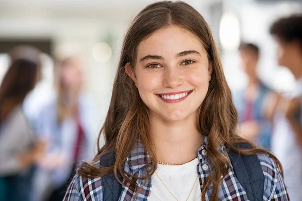 Retrato Menina Bonita Campus Universitário Olhando Para Câmera Jovem Universitária — Fotografia de Stock