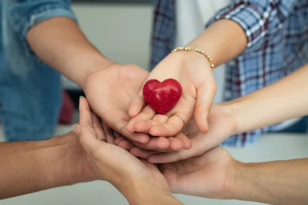 Κοντινό Πλάνο Των Φίλων Χέρια Κρατώντας Ένα Κόκκινο Σχήμα Καρδιάς — Φωτογραφία Αρχείου