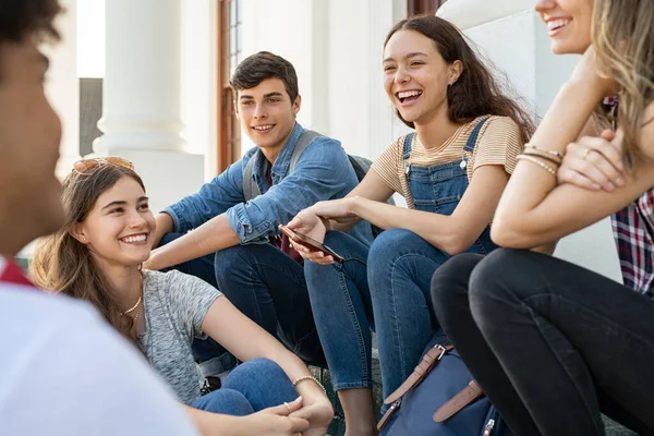 Grupa Młodych Szczęśliwych Przyjaciół Siedzących Kampusie Rozmawiających Wesoła Grupa Uśmiechniętych — Zdjęcie stockowe