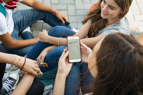 Visão Alto Ângulo Mensagem Leitura Menina Smartphone Sentado Com Grupo — Fotografia de Stock