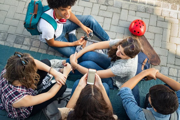 Visão Alto Ângulo Caras Meninas Sentados Conversando Juntos Grupo Alegre — Fotografia de Stock