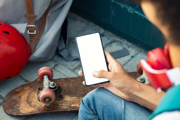 Detailní Záběr Černoch Ruku Pomocí Smartphone Venkovní Vysokoúhlý Pohled Mladého — Stock fotografie