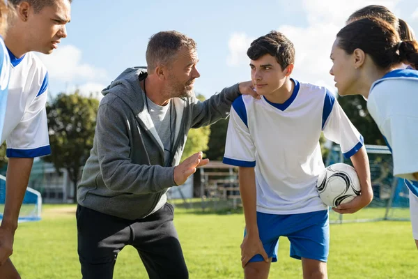 Futbol Sahasındaki Lise Takımına Olgunluk Koçu Öğretme Stratejisi Genç Futbolcular — Stok fotoğraf