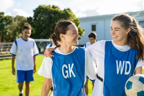 Futbol Antrenmanından Sonra Birbirleriyle Konuşan Iki Kız Spor Müsabakalarından Sonra — Stok fotoğraf