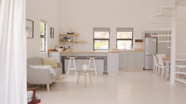 Olgun çift yeni eve taşınacağı için heyecanlı. Kıdemli bir adam ve güzel bir kadın internetten tatil evine geliyor. Takım elbiseli orta yaşlı çift tatil için evlerini kontrol ediyor..